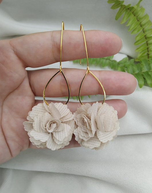 kolczyki - inne Kolczyki bezowe kwiaty, kolczyki kremowe kwiaty