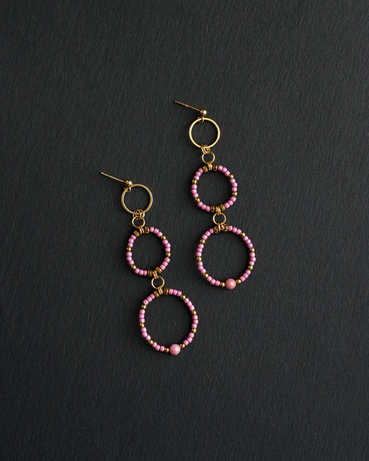 kolczyki z kamieniami Długie różowe-złote kolczyki z rodonitem