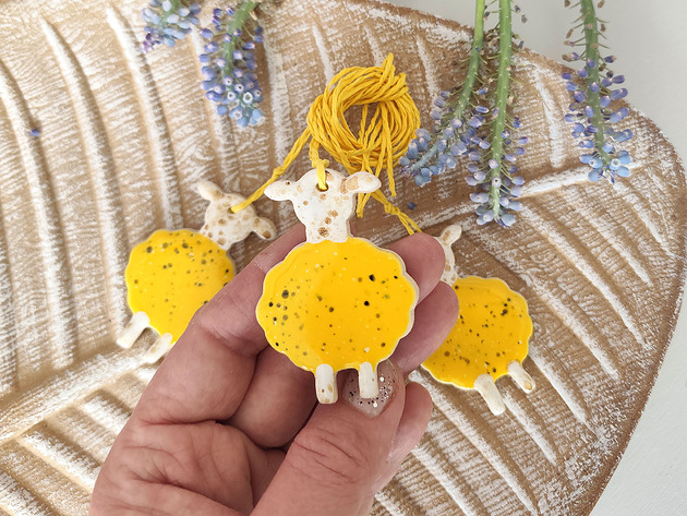 ozdoby wielkanocne Owieczki ceramiczne zawieszki - na gałązkę, do stroika