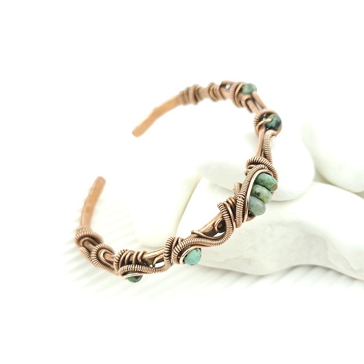 bransoletki wire wrapping Miedziana bransoleta mankietowa z turkusem afrykańskim