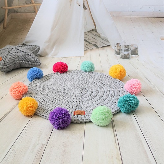Dywan okrągły gładki szary tęczowe pompony Made of Weaves
