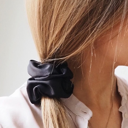 Black Silk Scrunchie - jedwabna gumka do włosów Girlsband