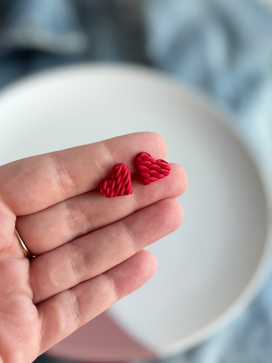 kolczyki z masy plastycznej Kolczyki sztyfty czerwone dziergane serduszka