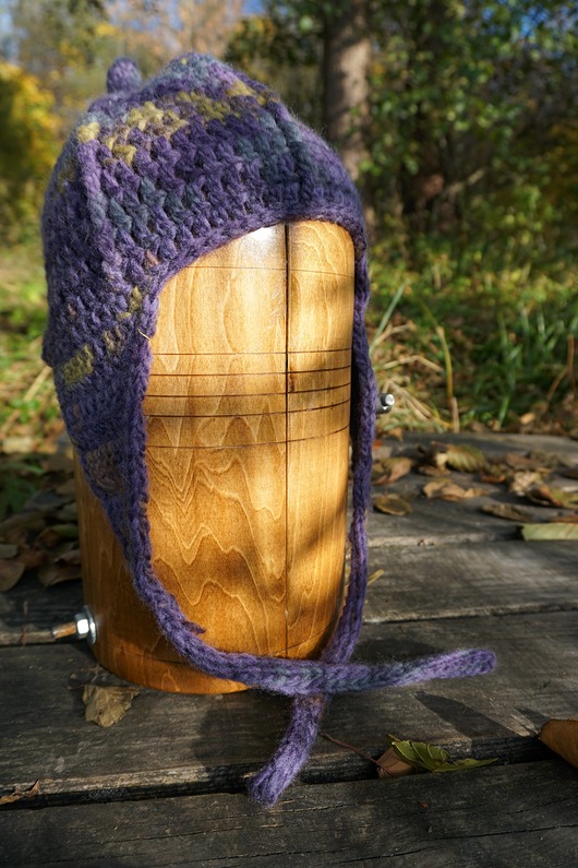 czapki damskie Śliwkowa wełniana czapka uszatka z kolorowymi wstawkami, ciepła i unikatowa