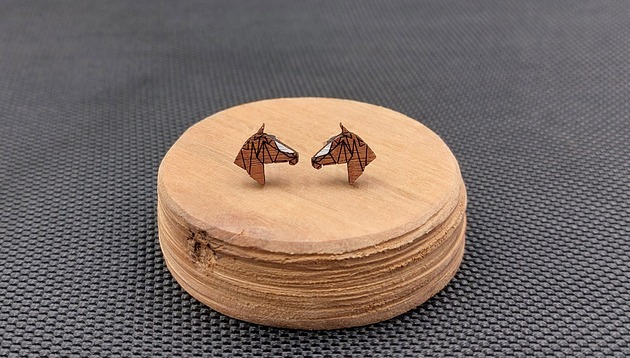 kolczyki drewniane Kolczyki drewniane KONIE BRĄZOWE z białą strzałką