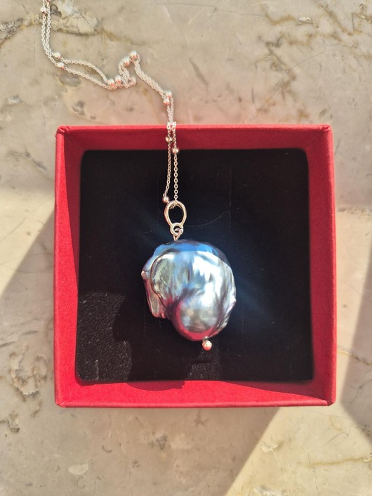 srebrne naszyjniki Srebrny naszyjnik z kuleczkami z wisiorem z granataowej perły barokowej