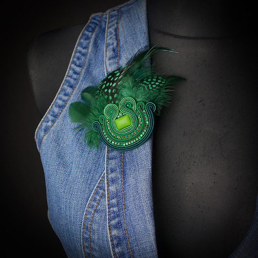 broszki Zielona  broszka soutache z piórami