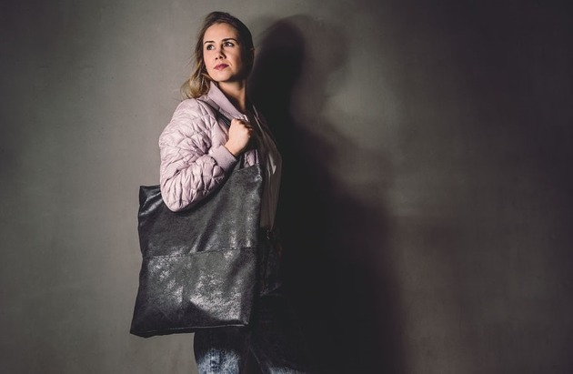 Grafitowa zamszowa torebka shopper  Karolina Audycka