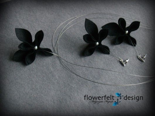Minimalistyczne czarne z perłą FlowerFelt Design