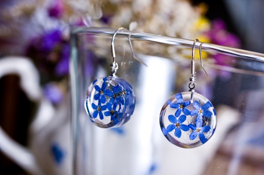 Kolczyki z niezapominajkami w żywicy So Jewelry