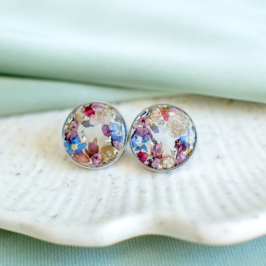 kolczyki z żywicy Kolczyki sztyfty z kompozycją kwiatową