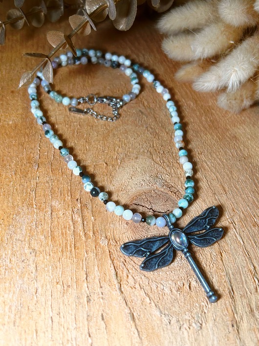 korale Naszyjnik z agatu mszystego i czarnego turmalinu z zawieszką ważki