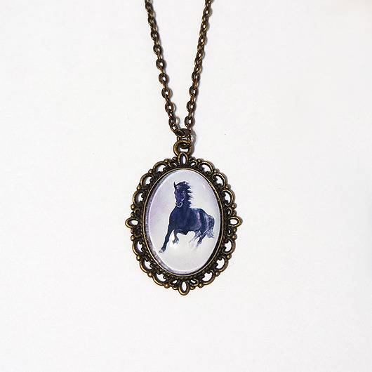 wisiory Medalion - Czarny koń - mały, owalny