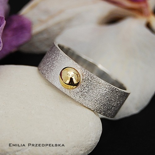 Piaskowana szersza z mosiężną kuleczką  MAREMI Jewelry