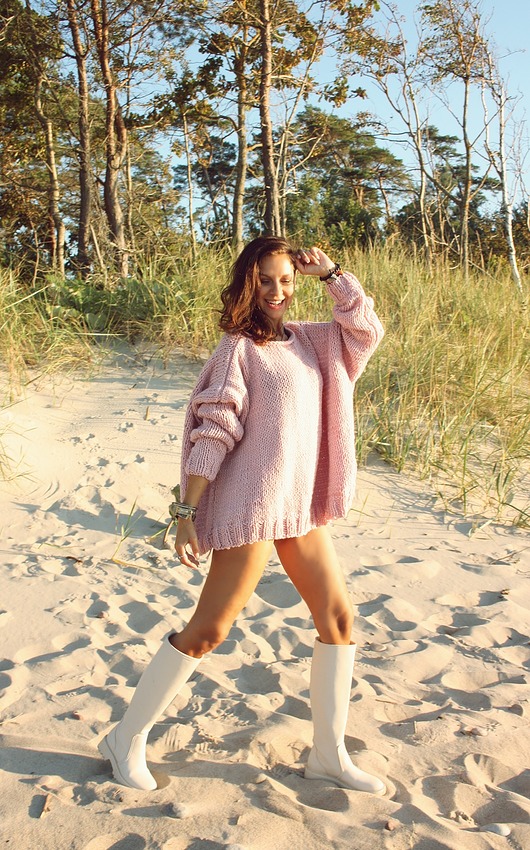 swetry damskie  Sweter handmade oversize  z wełną  pudrowy róż