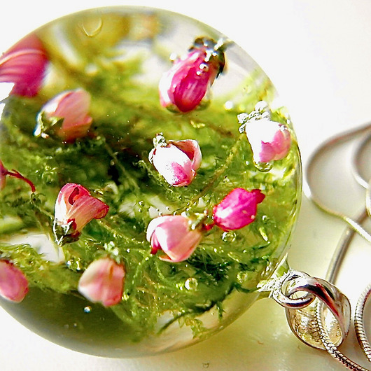 Wisiorek z wrzosem na soczystym mchu 3 cm Grol Jewellery