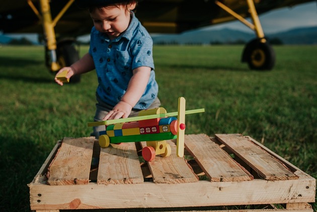 klocki i zabawki drewniane Samolot z tęczowych klocków + personalizacja