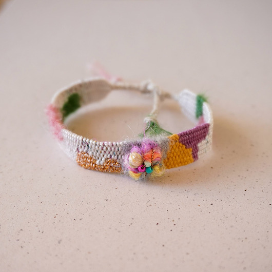bransoletki na sznurku Ręcznie tkana bransoletka z kwiatuszkiem