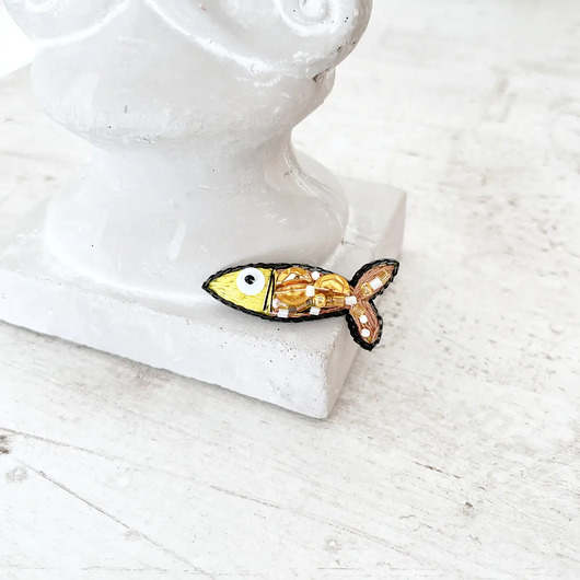 broszki Broszka mini RYBKA 26 ręcznie haftowana przypinka rękodzieło śledzik