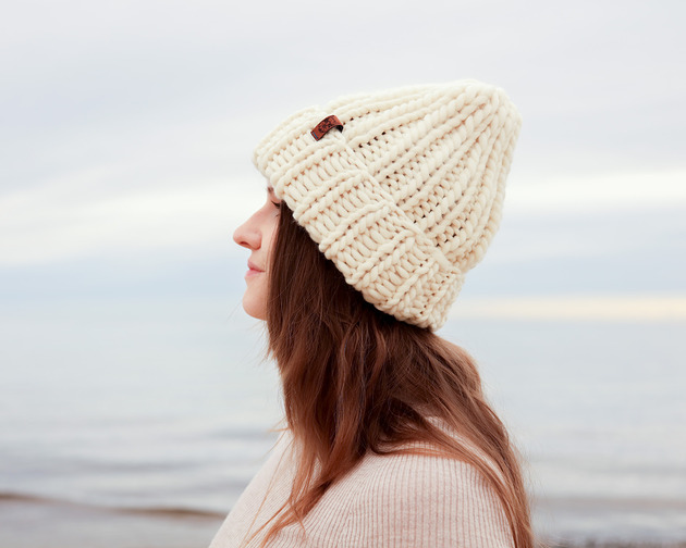 czapki damskie Klasyczna biała czapka oversize z grubej wełny