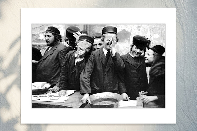 fotografia Fotografia z passe-partout; Świętujący Żydowskie chłopcy