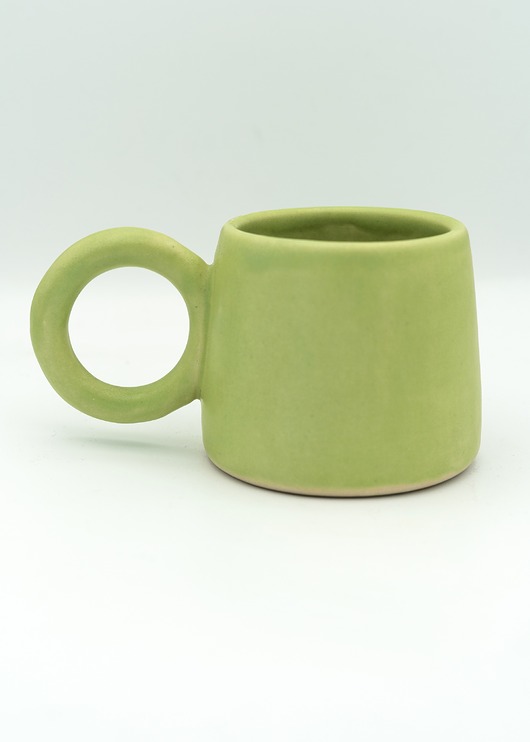 kubki Ceramiczny kubek z okrągłym uszkiem