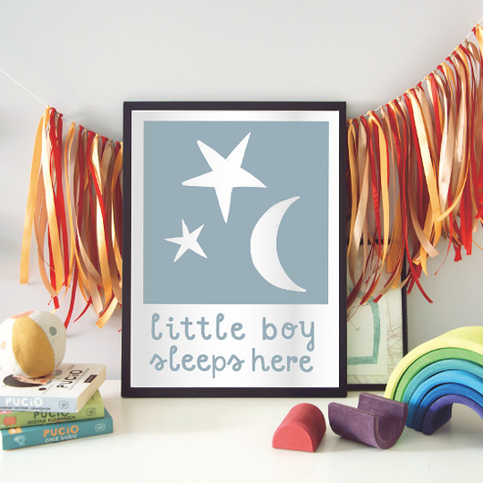 obrazy i plakaty do pokoju dziecięcego Plakat little boy sleeps here