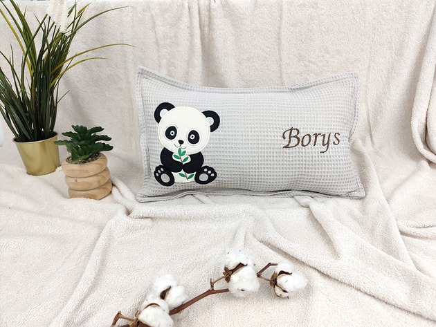 poduszki do pokoju dziecka Personalizowany prezent dla dziecka - imienna poduszka z misiem panda