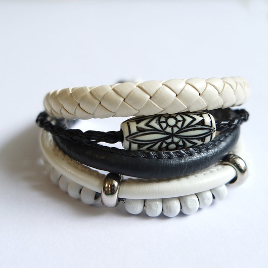 bransoletki drewniane Bransoletka - Biała, czarna, wzorki - rzemienie, drewniane koraliki