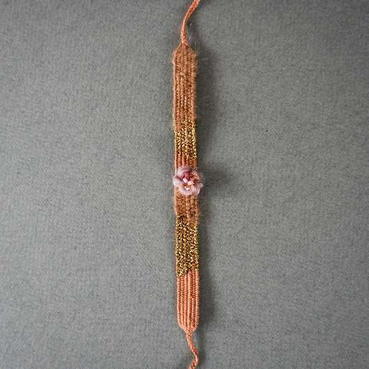 bransoletki - inne Bransoletka handmade z nici z kwiatuszkiem i koralikami