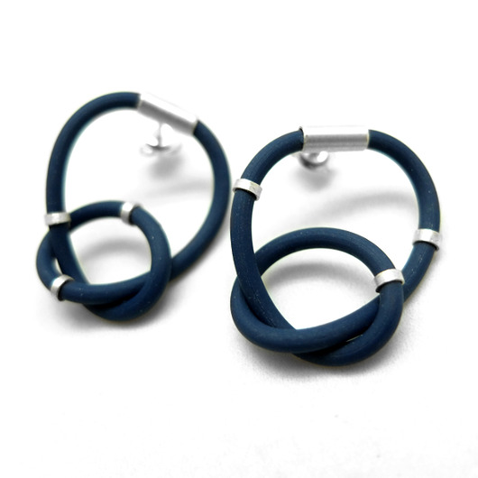 kolczyki wire wrapping Małe granatowe supły ze srebrnymi elementami