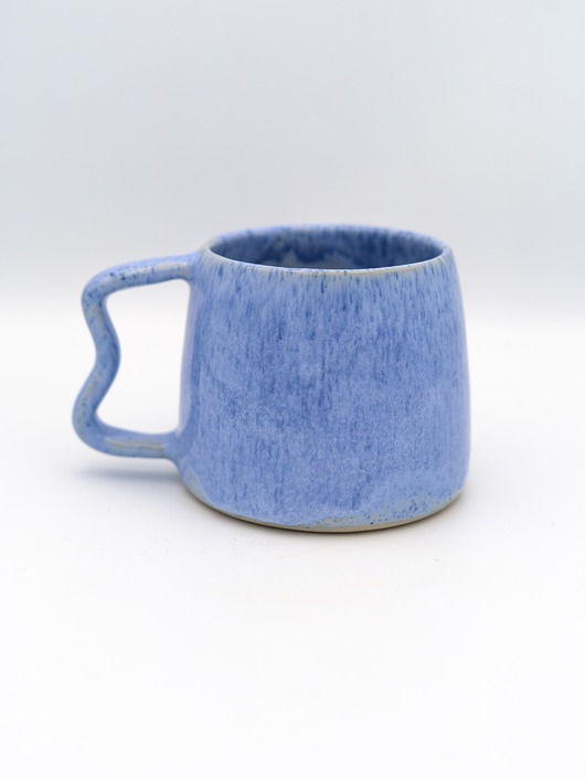 kubki Ceramiczny kubek z falistym uszkiem