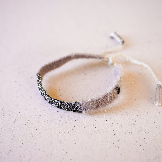 bransoletki na sznurku Wąska bransoletka moher i błysk z haftowanym serduszkiem