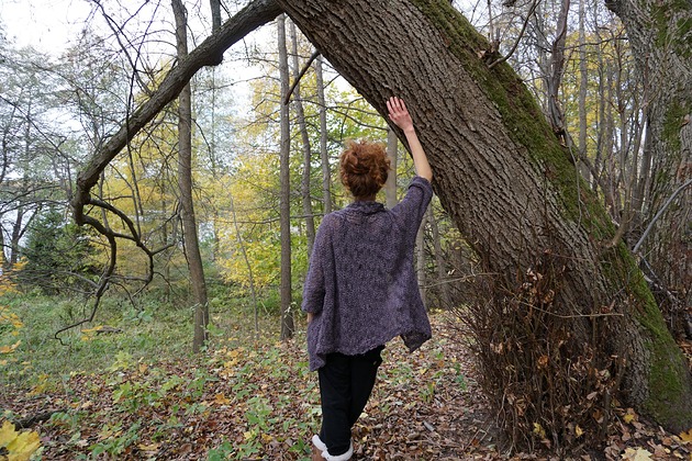 kardigany damskie Wełniany kardigan oversize w śliwkowo-fioletowych odcieniach, lekki i ciepły