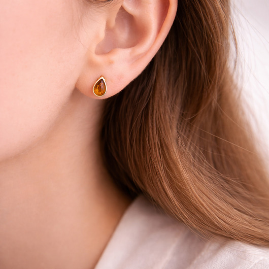 kolczyki pozłacane Delikatne kolczyki z bursztynem 925 złocone Łezki sztyfty bursztynowe