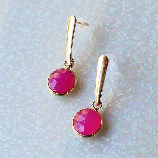 kolczyki z kamieniami Eleganckie kolczyki sztyfty pozłacane Chalcedon fuksja