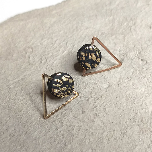 Mini kolczyki trójkąty czarne złotka Figura Projekt