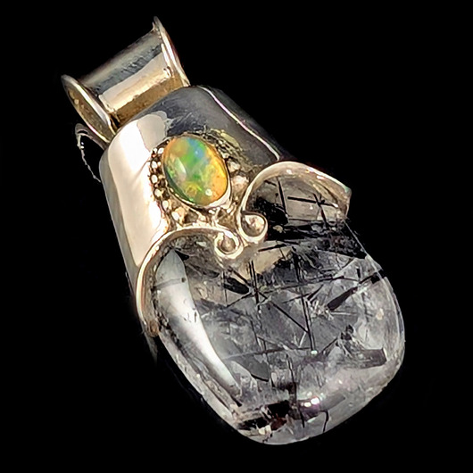 wisiory Królowa spokoju- Kwarc z turmalinem i opal