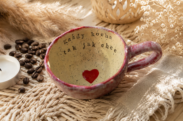filiżanki Filiżanka ceramiczna handmade z napisem "Każdy kocha tak jak chce"