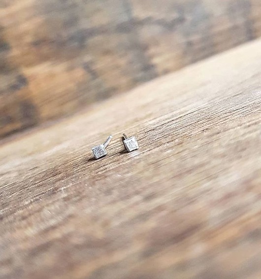 Malutkie kolczyki srebrne sześcian 2mm Czaki Bransoletki