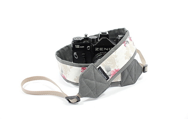 akcesoria różne Pasek do aparatu Róże na Szarym camera strap