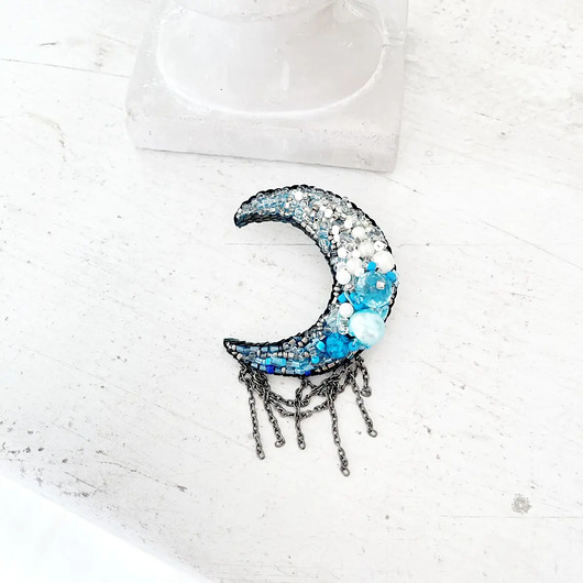 broszki Broszka KSIĘŻYC 6 ręcznie haftowana koraliki