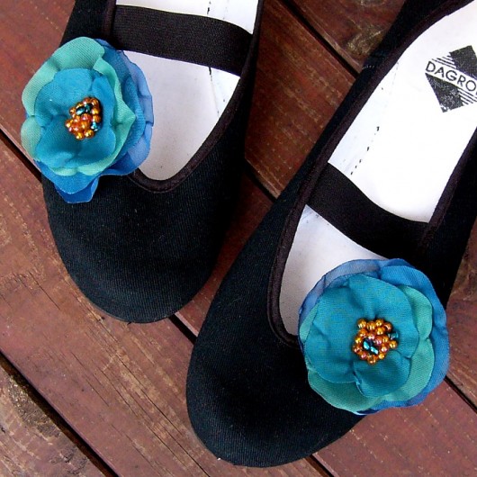 Morskie fale (buty + broszki) Czarna Biedronka