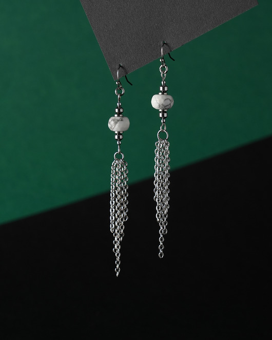 kolczyki srebrne Długie kolczyki ze stali z howlitem i łańcuszkami
