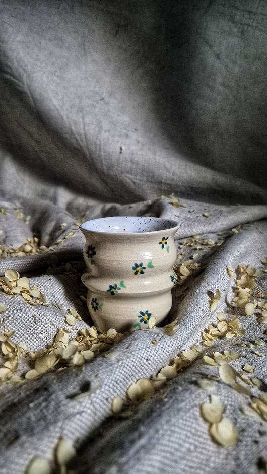 kubki Kubeczek wiosenny, czarka retro w małe kwiaty, kolorowa czarka kwiecista