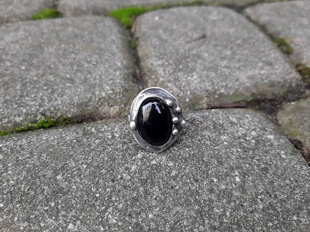 Czarny grzybek - pierścionek regulowany po drugiej stronie lustra