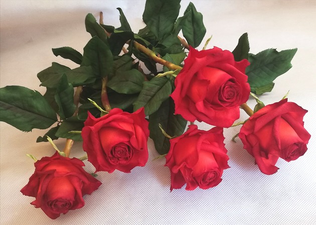 dodatki - różne Czerwona róża sztuczna jak żywa