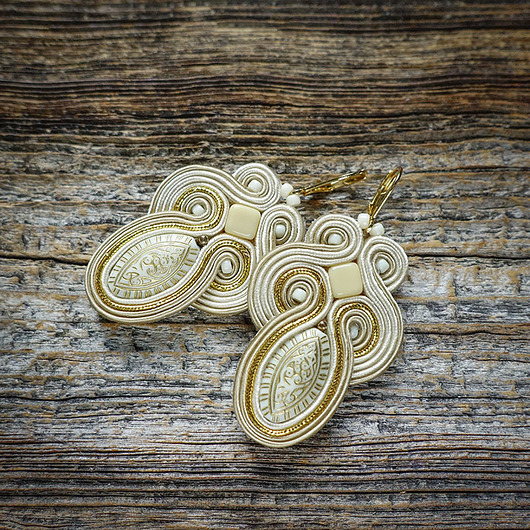 kolczyki soutache Beżowo- złote  kolczyki soutache