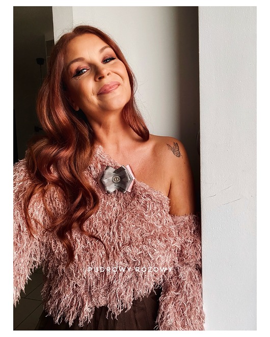 broszki Pudrowa Broszka z aksamitnymi wstążkami