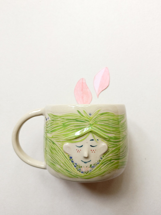 kubki Kubek ceramiczna buzia na łące